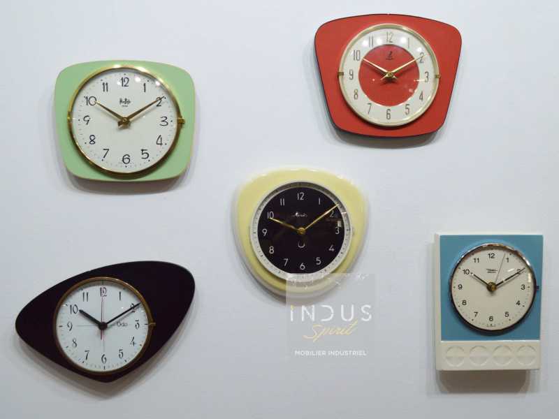 Mur d’horloges vintage