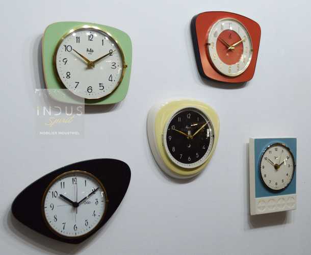 Mur d’horloges vintage